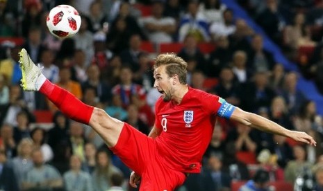 Harry Kane Menatap Sepatu Emas Harry Kane Menatap Sepatu Emas