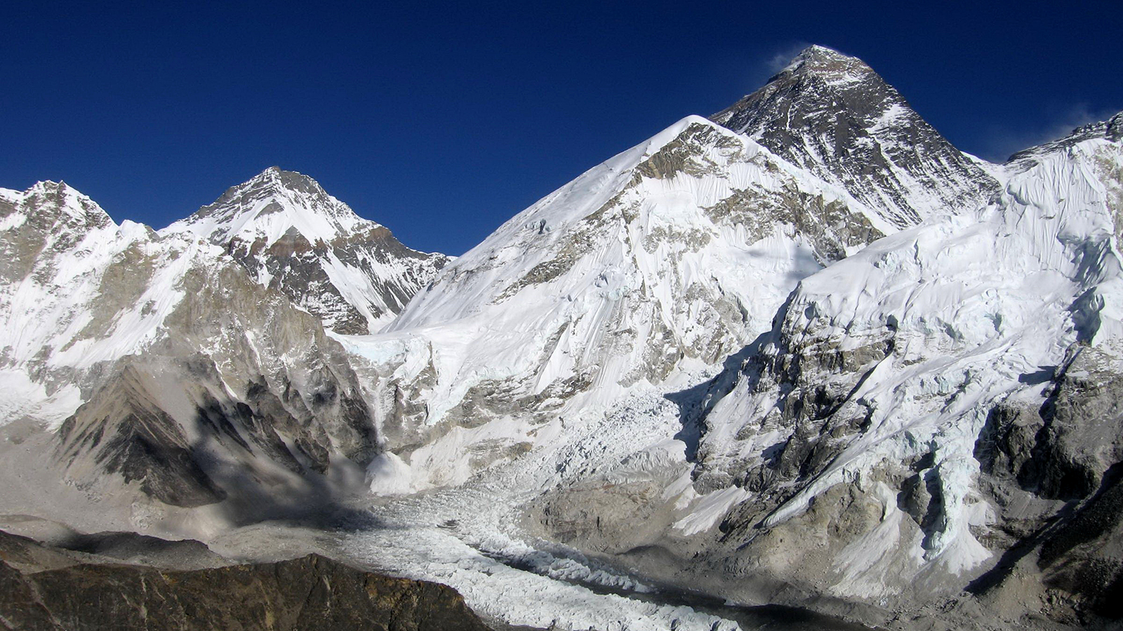Tak Hanya Indah, Berikut Fakta Tragis di Balik Megahnya Everest