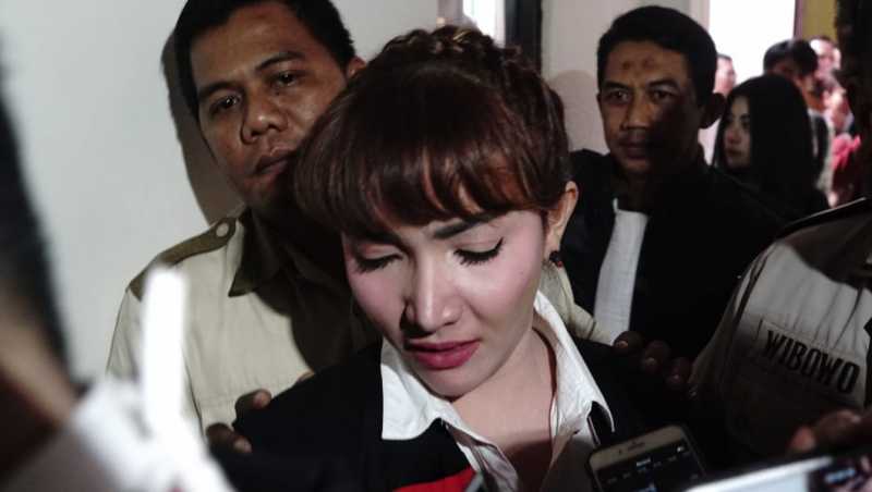 Hakim Pertanyakan Jumlah Uang yang Ada di Rekening Roro Fitria Hakim Pertanyakan Jumlah Uang yang Ada di Rekening Roro Fitria