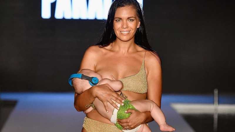 Model Mara Martin Berjalan di Runway Sambil Menyusui Putrinya Model Mara Martin Berjalan di Runway Sambil Menyusui Putrinya
