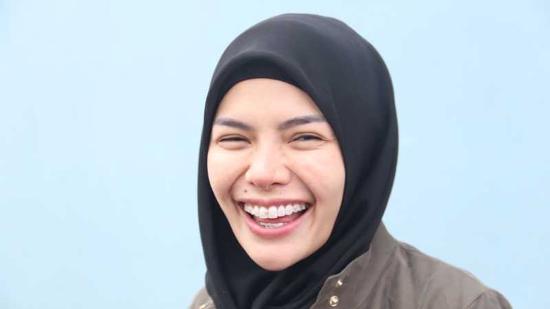 Nikita Mirzani Pamer Foto Saat Video Call dengan Pria Bule Nikita Mirzani Pamer Foto Saat Video Call dengan Pria Bule