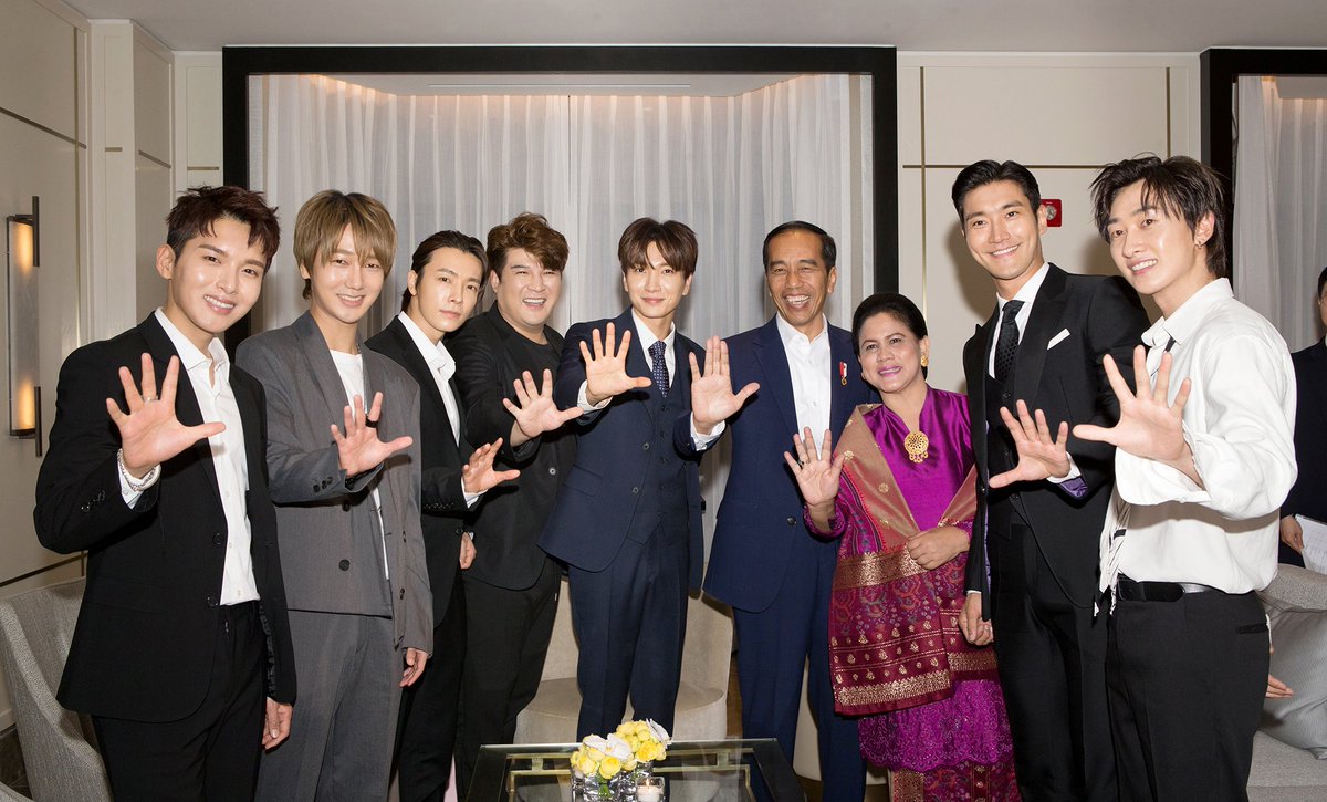 Momen Super Junior Bertemu Jokowi di Seoul: Berfoto hingga Beri Album