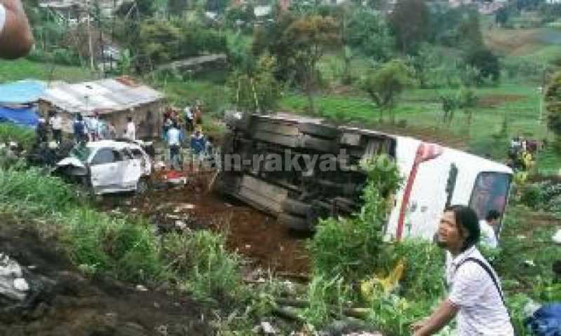 Kecelakaan Maut di Puncak, 11 Orang Meninggal Dunia, Belasan Lainnya Luka-luka Kecelakaan Maut di Puncak, 11 Orang Meninggal Dunia, Belasan Lainnya Luka-luka