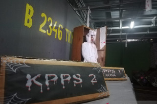 KPPS Gunung Balong Dirikan TPS Bertemakan Horor KPPS Gunung Balong Dirikan TPS Bertemakan Horor