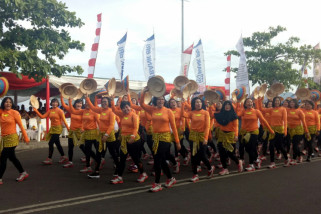Warga Manado Antusias Sambut Penyelaman Massal Wanita Terbanyak Warga Manado Antusias Sambut Penyelaman Massal Wanita Terbanyak