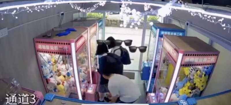 Viral! Pria Ini Kepergok CCTV Ambil “Foto Upskirt” Gadis SMA Viral! Pria Ini Kepergok CCTV Ambil “Foto Upskirt” Gadis SMA