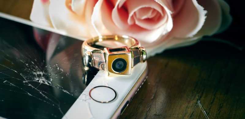 Pasangan Ini Pakai Cincin Tunangan Terbuat dari iPhone 5 Pasangan Ini Pakai Cincin Tunangan Terbuat dari iPhone 5