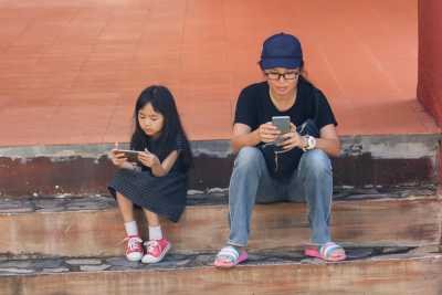 Ini Dampaknya Jika Ortu Main Handphone Sambil Mengasuh Anak