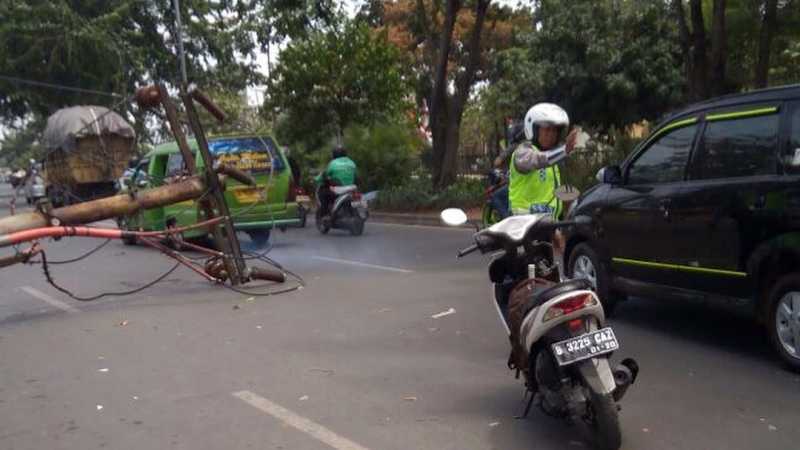 Awas Kesetrum! Jangan Pegang Tiang Listrik Sebelum dan Saat Hujan