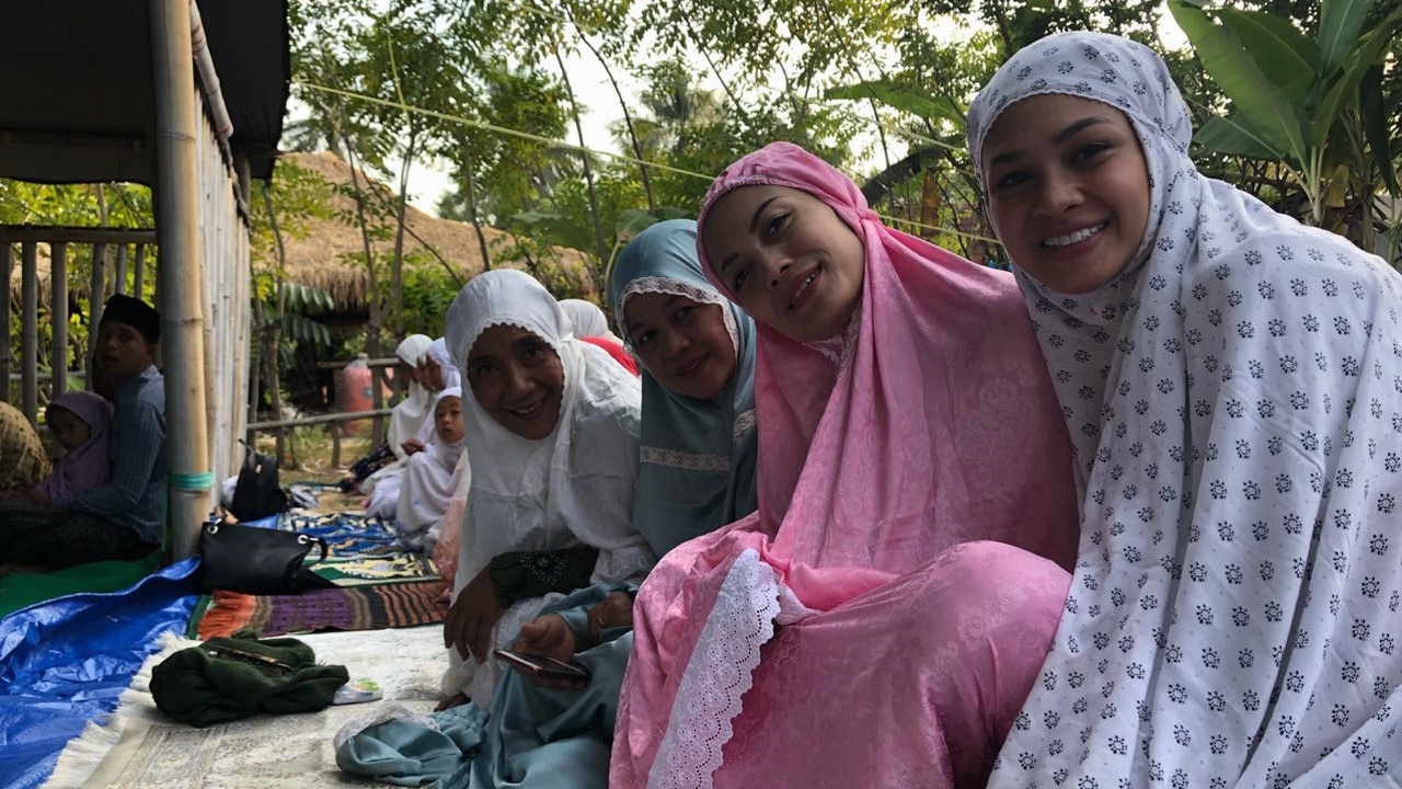 Susi Salat Idul Adha Bersama Andien Aisyah dan Pengungsi Gempa Lombok