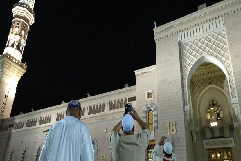 Sensasi Gerhana Bulan di Masjid Nabawi
