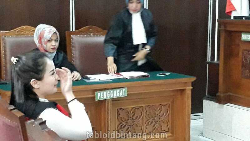 Dituntut 8 Bulan Penjara oleh Jaksa, Jennifer Dunn Menangis Dituntut 8 Bulan Penjara oleh Jaksa, Jennifer Dunn Menangis