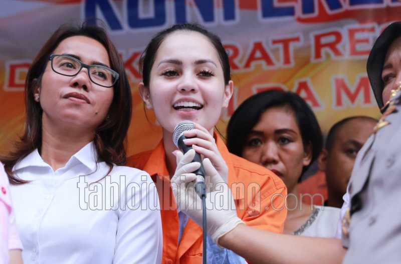Cerita Jennifer Dunn Senang Pakai Rompi Tahanan Cerita Jennifer Dunn Senang Pakai Rompi Tahanan
