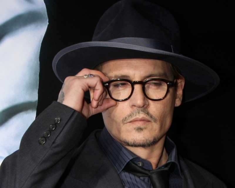 Sebuah Van Menabrak Bagian Luar Rumah Aktor Johnny Depp Sebuah Van Menabrak Bagian Luar Rumah Aktor Johnny Depp