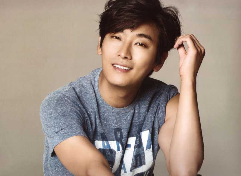Joo Ji Hoon Bangkit dari Skandal dan Merajai Box Office Joo Ji Hoon Bangkit dari Skandal dan Merajai Box Office