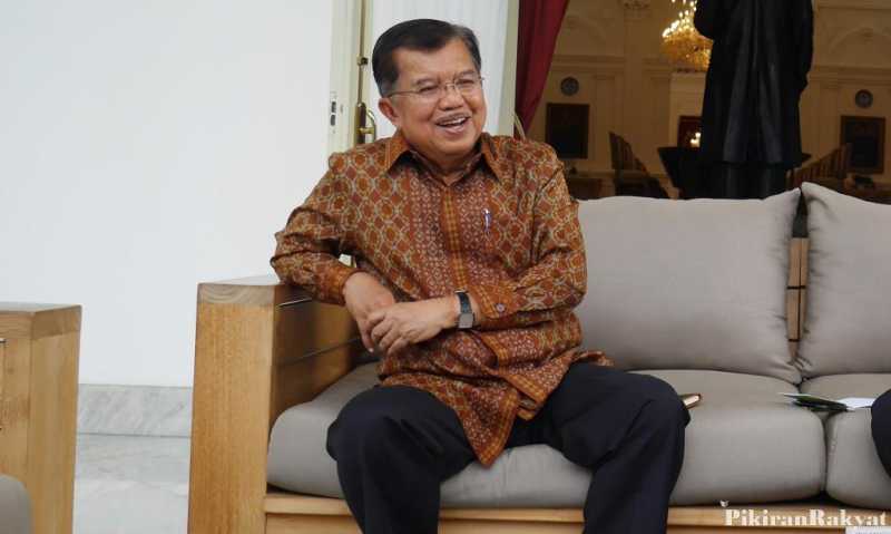 Jusuf Kalla Pimpin Pemakaman Hasyim Muzadi Jusuf Kalla Pimpin Pemakaman Hasyim Muzadi