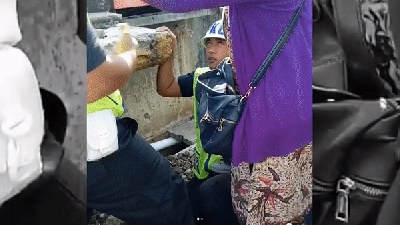 Petugas KRL Ini Korbankan Pahanya untuk Bantu Penumpang Naik ke Peron