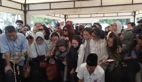 Tangisan Arumi Bachsin di Pemakaman Ayahnya Tangisan Arumi Bachsin di Pemakaman Ayahnya