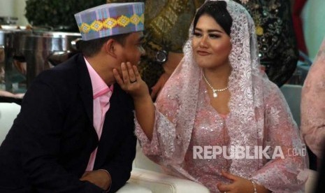 Bobby Kenakan Jas Motif Ulos Mandailing untuk Resepsi Bobby Kenakan Jas Motif Ulos Mandailing untuk Resepsi