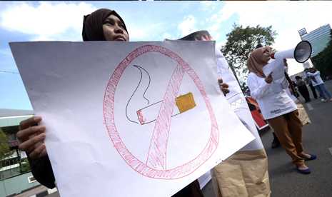 Riset: Merokok Tingkatkan Risiko Penyakit Tulang Belakang Riset: Merokok Tingkatkan Risiko Penyakit Tulang Belakang