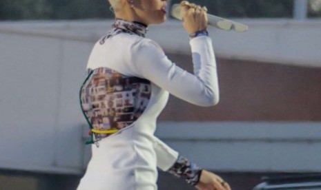 Gaun Katy Perry Memuat 22 Foto Korban Bom Manchester Gaun Katy Perry Memuat 22 Foto Korban Bom Manchester