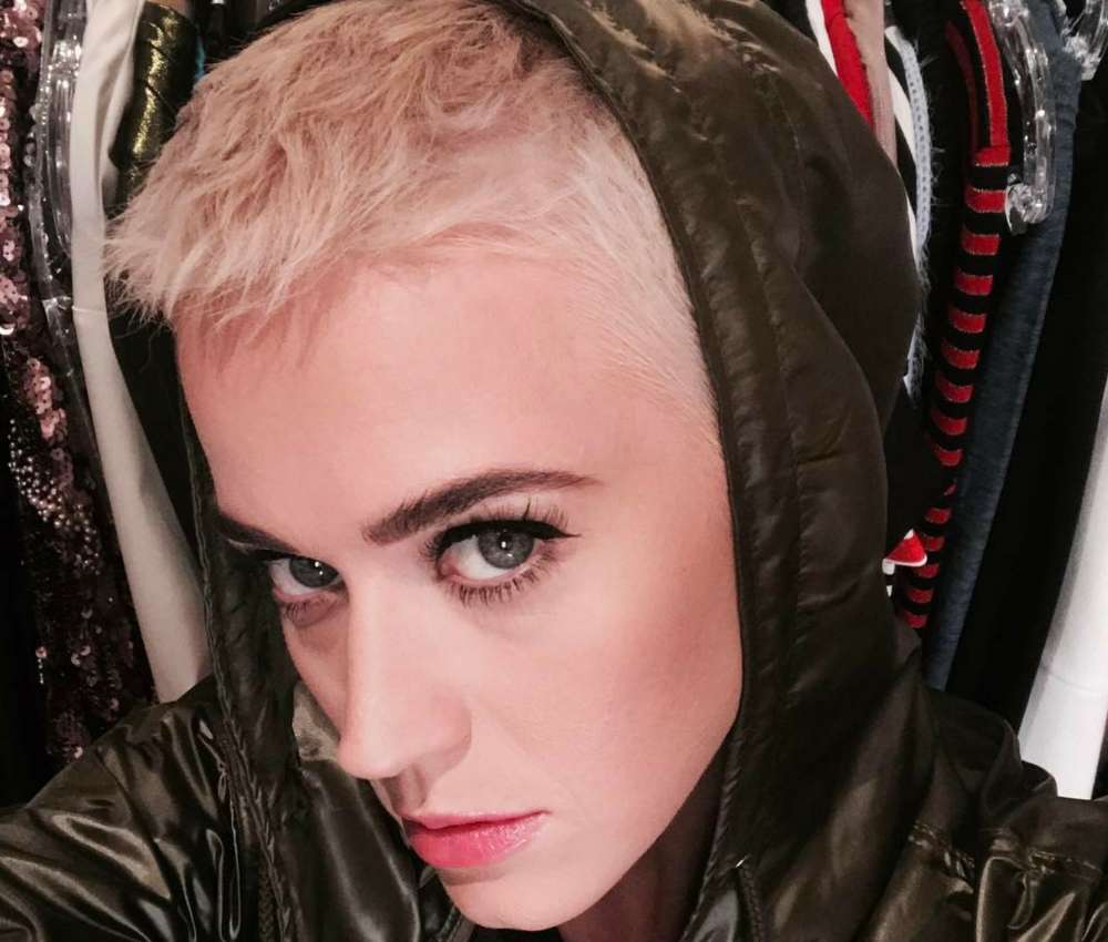 Katy Perry Tampil dengan Rambut Super Pendek