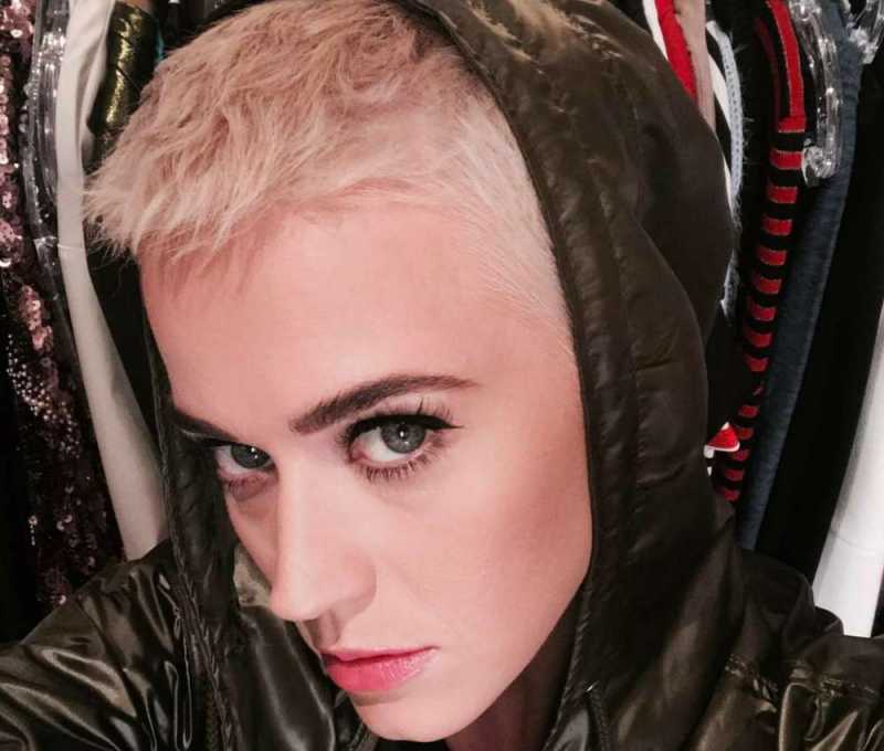 Katy Perry Tampil dengan Rambut Super Pendek Katy Perry Tampil dengan Rambut Super Pendek