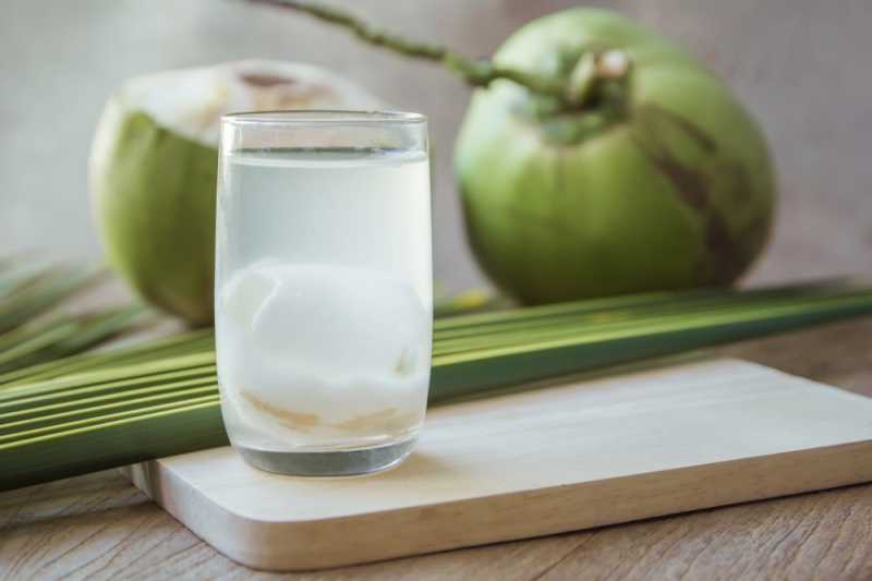 Sudah Coba Minum Air Kelapa di Pagi Hari? Ini Manfaatnya Bagi Tubuh