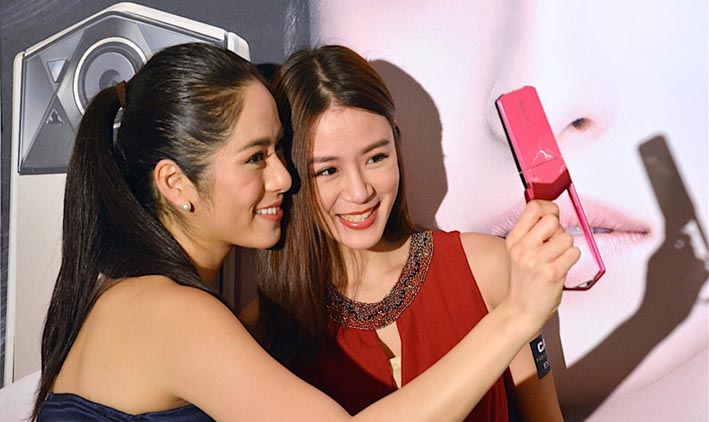 Salah Angle Waktu Selfie Bikin Kelihatan Lebih Tua Salah Angle Waktu Selfie Bikin Kelihatan Lebih Tua