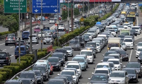 Crane Roboh, Pengendara Tempuh Tujuh Jam Jakarta-Bekasi