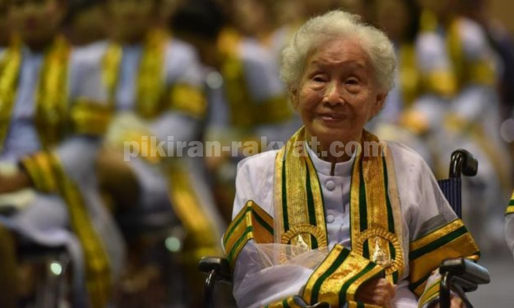 Nenek Berusia 91 Tahun Berhasil Meraih Gelar Sarjana