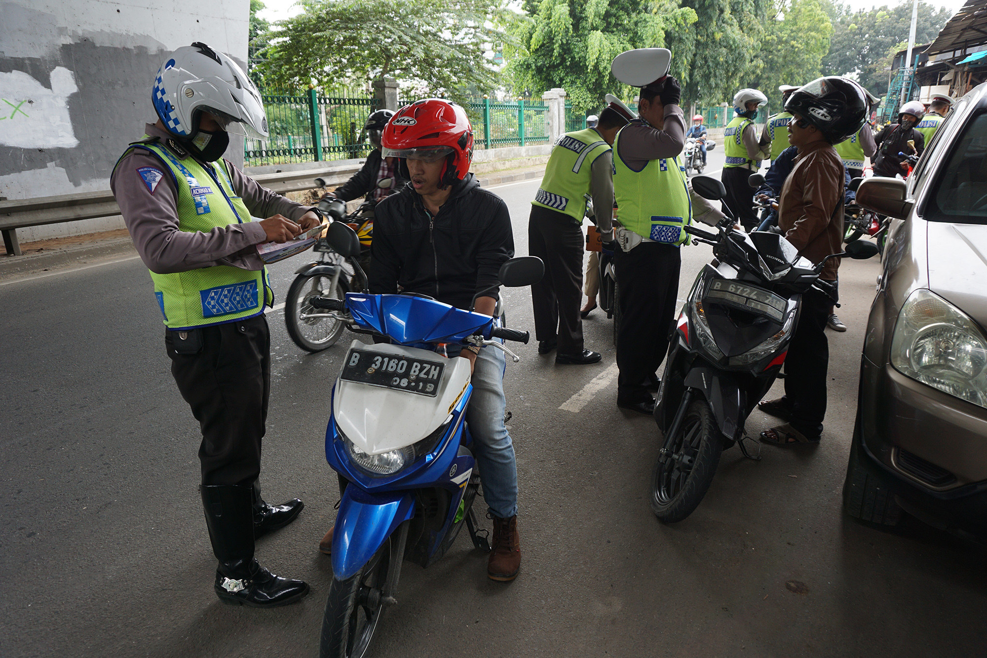 7 Peristiwa Konyol Pengendara Saat Ditilang Polisi Uzone