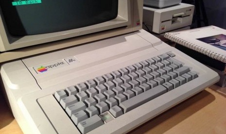 Pria Temukan Komputer Apple Berusia 30 Tahun di Loteng Rumah