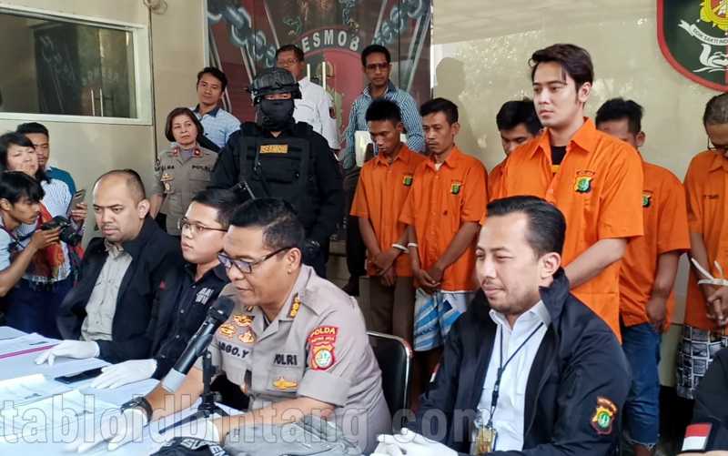 Kriss Hatta Dipenjara Lagi, Hilda Vitria Khan Posting Emotikon Tersenyum Kriss Hatta Dipenjara Lagi, Hilda Vitria Khan Posting Emotikon Tersenyum