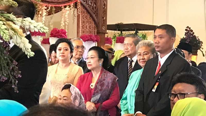 Mega dan SBY Berdekatan di Pernikahan Kahiyang-Bobby Mega dan SBY Berdekatan di Pernikahan Kahiyang-Bobby