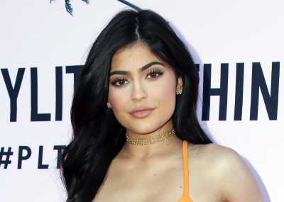 Kenakan Cincin Berlian, Kylie Jenner - Travis Scott Sudah Bertunangan?