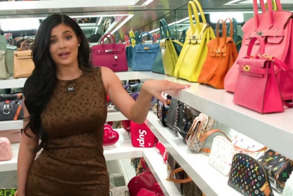 Saat Kylie Jenner Pamer Lemari Berisi Koleksi Tas Mewahnya
