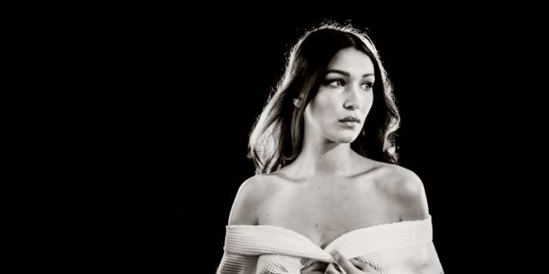 Alasan Bella Hadid Sering Tampil Semi Telanjang