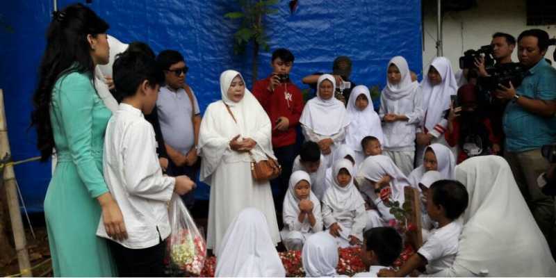 Lantunan Doa Anak-anak Yatim di Atas Pusara Jupe