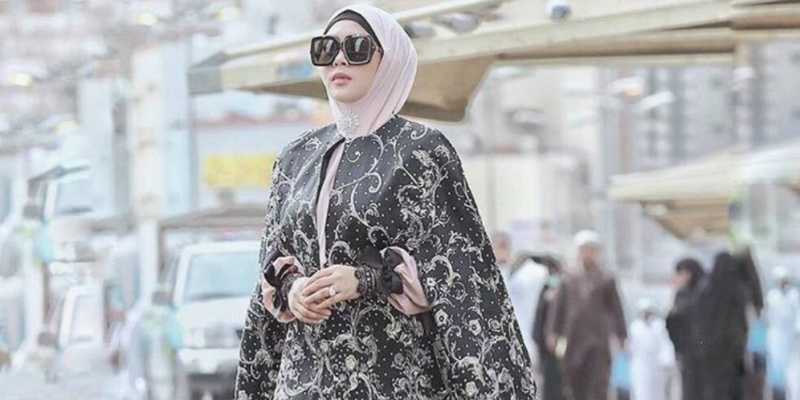 Lebaran, Syahrini Sholat di Hongkong dan Cek Tenggorokan di LA