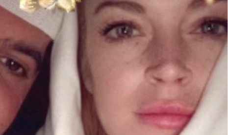 Lindsay Lohan Unggah Foto Kenakan Jilbab Putih Lindsay Lohan Unggah Foto Kenakan Jilbab Putih