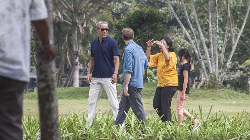 Obama Berbahasa Indonesia dengan Pegawai Restoran Bumi Langit Obama Berbahasa Indonesia dengan Pegawai Restoran Bumi Langit