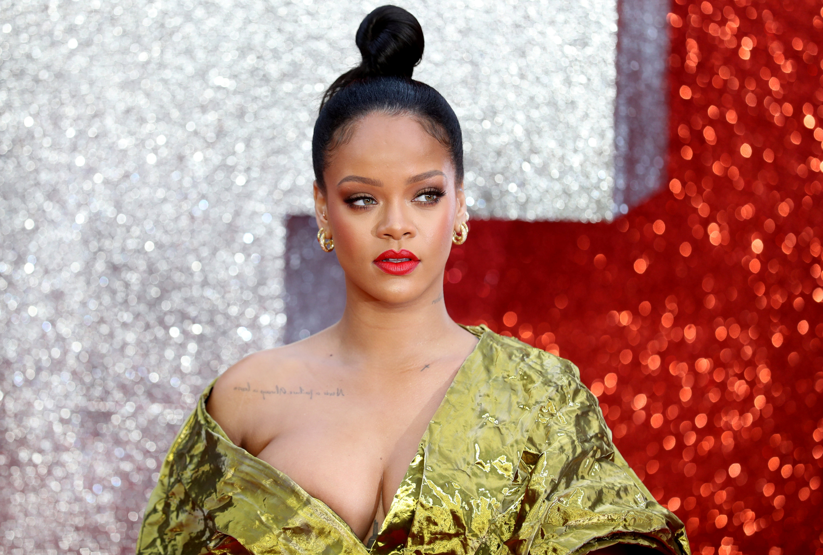 Rihanna Alami Insiden Gaun Melorot di Premier Oceans 8