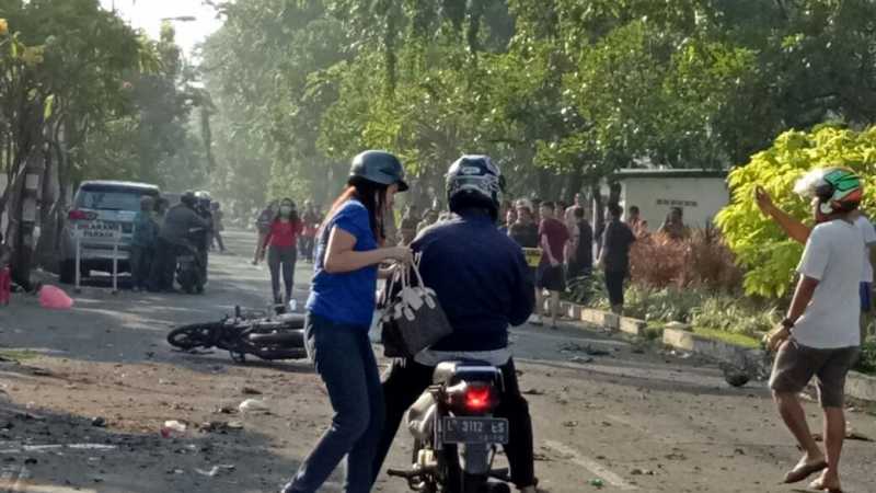 Foto: Kekacauan Setelah Bom Meledak di Gereja di Surabaya