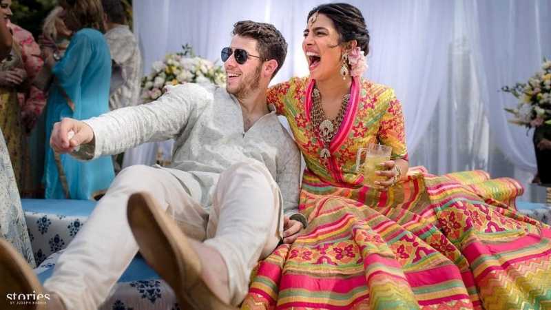 Potret Kebahagiaan Nick Jonas dan Priyanka Chopra di Upacara Mehendi Potret Kebahagiaan Nick Jonas dan Priyanka Chopra di Upacara Mehendi