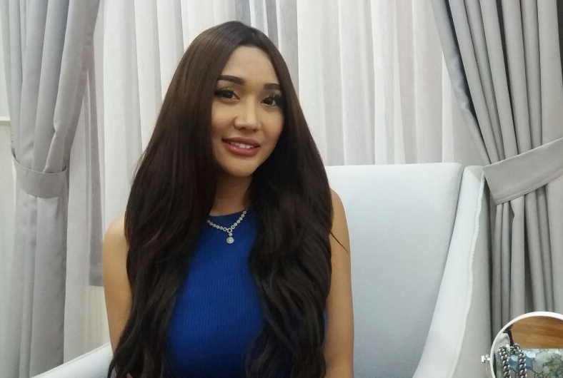 Lucinta Luna Posting Foto Berbikini, Netizen Malah Soroti Penampilan Kekasihnya Lucinta Luna Posting Foto Berbikini, Netizen Malah Soroti Penampilan Kekasihnya