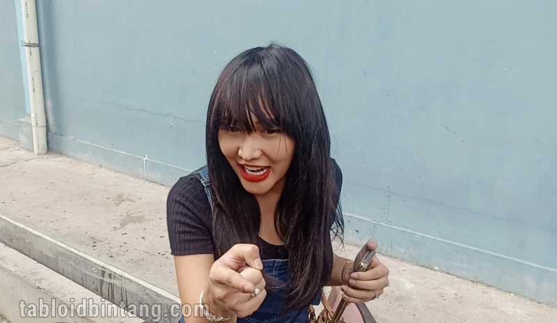 Lucinta Luna Optimis Lagu yang Diproduserinya Bakal Jadi Trending Lucinta Luna Optimis Lagu yang Diproduserinya Bakal Jadi Trending