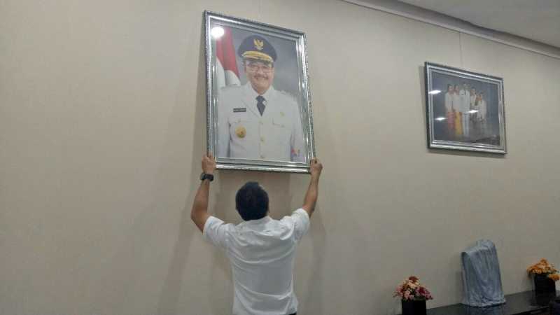Foto dan Barang-barang Djarot Dikeluarkan dari Balai Kota Foto dan Barang-barang Djarot Dikeluarkan dari Balai Kota