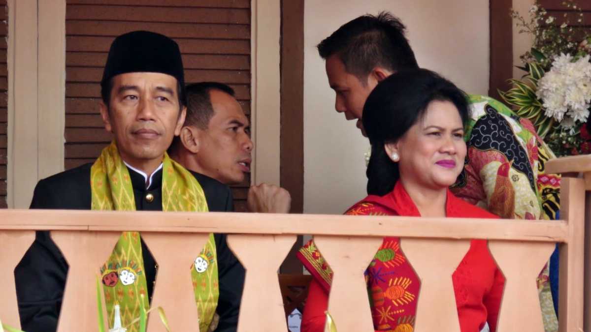 Jokowi dan Iriana  Hadir di Lebaran Betawi dengan Baju  Adat  