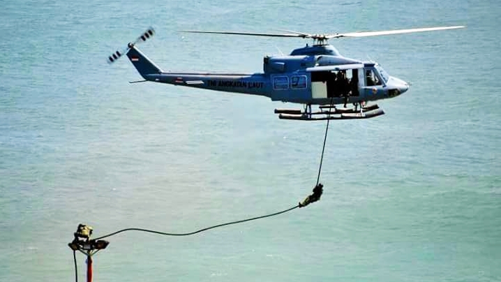 Aksi Heroik Pratu Erick Lepaskan Tali Helikopter yang Tersangkut Tiang